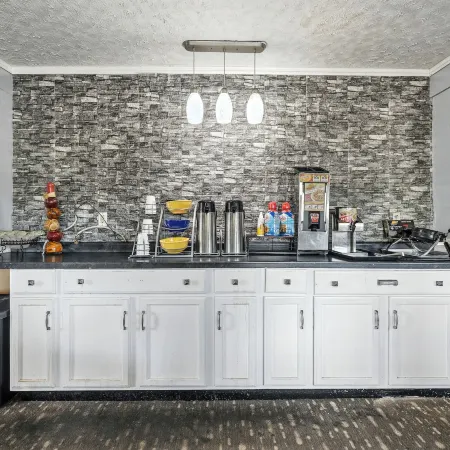Days Inn & Suites by Wyndham Terre Haute