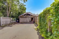 Beautiful & Historic Cottage, Steps to Elm Park