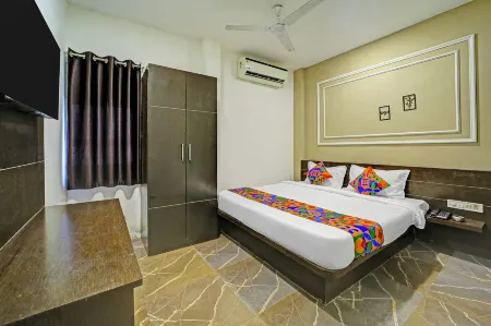 Fabhotel Million Отели рядом с достопримечательностью «Sarafa Bazar»