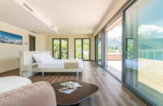 COMO LUXURY WITH PRIVATE LAKE ACCESS AND BREATHTAKING VIEWS