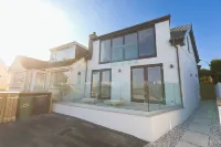 Stunning 5 Bedroom Holiday Home, with Amazing Sea Views, Garden and Parking