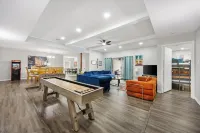 Luxury Escape - Pool, Hot Tub, Arcade, Games, BBQ & Outdoor Lounge!