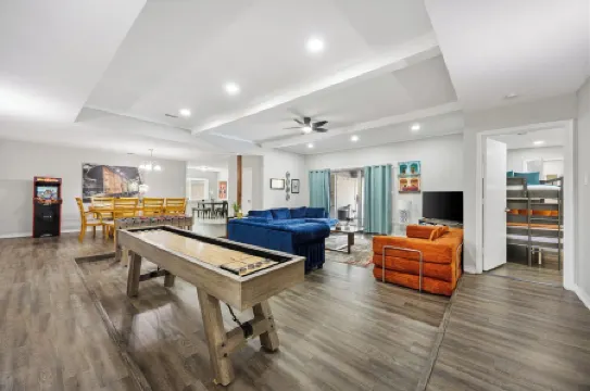 Luxury Escape - Pool, Hot Tub, Arcade, Games, BBQ & Outdoor Lounge!