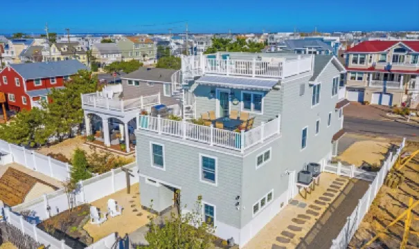 Oceanside fully remodeled home with new furniture. Only 4 houses to the beach! Hotels in 