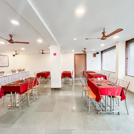 Treebo Ashirwad Regency, Near Bhopal Junction Railway Station Отели рядом с достопримечательностью «Taj Mahal Palace»