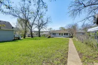 Jefferson City Bungalow Hot Tub and Patio! - Homestays