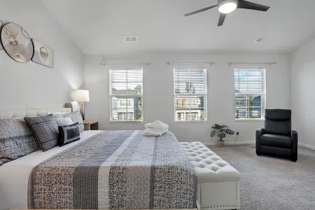 Spacious 5-bedroom house in charming Port Wentworth with WiFi and fitness room