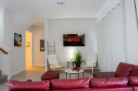 공원과 상점 근처의 타운홈, 4베드룸