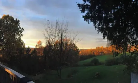 Sweet and spacious mountain view home w/fireplace!