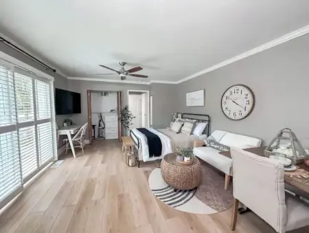 Private Entry Elegant Quiet Safe Cozy Studio Suite Отели рядом с Аэропорт Бьюкенен