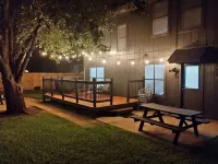 Charming 3-bedroom house North Austin Abode: Sleeps 9, 10 Mins to Domain!