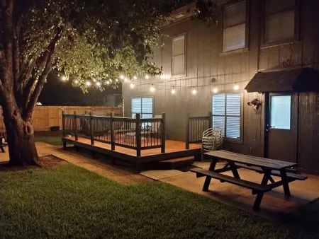 Charming 3-bedroom house North Austin Abode: Sleeps 9, 10 Mins to Domain!