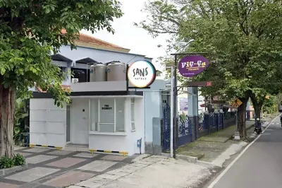 Sans Hotel Fiffa Premiere Malang by RedDoorz DUCK RC DDR周辺のホテル