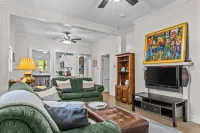 Lenoir Cottage w/ covered patio and fire pit! 웨스트사이드 플라자 쇼핑센터 주변 호텔