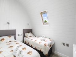 Chalet in Hertford with Lakeside Hot Tub