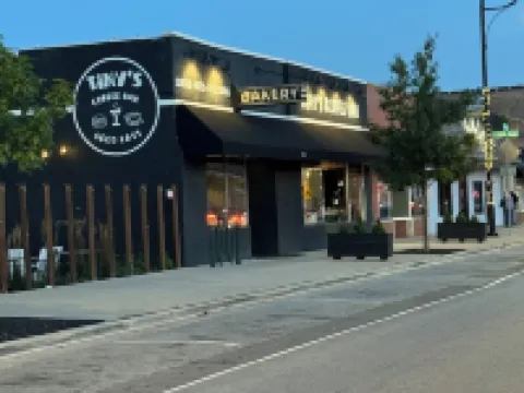 Cozy 3-bedroom 3 bathroom condo with AC, WiFi in charming Miller Beach Hotels in Gary