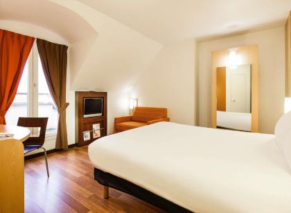 ibis Versailles Château.