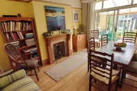 House - Sleeps 8 - Pet Friendly - Garden - Parking - Parking