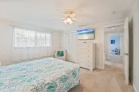 BEST LOCATION! NORTH END OF ANNA MARIA, FL , STEPS TO BEACH & DINING , UNIT B