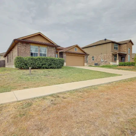 8 Mi to Fort Cavazos! Modern Home w/ Fire Pit