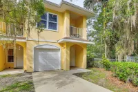 1 Mi to UF! Gator Game Day Retreat w/ Balcony - Condos
