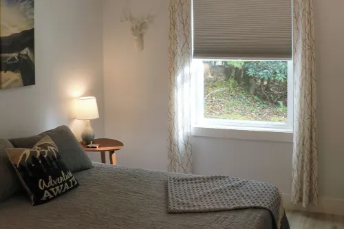 Shangri-La in Etowah:  a serene + cheerful cottage near Pisgah & DuPont Forests Hotels in Henderson County