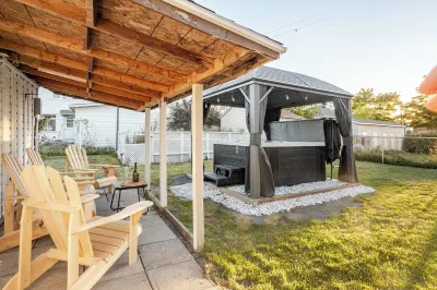 Modern 3-bedroom apartment with spa & jacuzzi, free parking & beautiful view Hotels near Woodlot City Hall - Golf Practice Areas