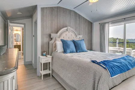 Lake View & Game Room on 3 1/2 Acres, Near Marina Отели в г. Flat Creek B Township