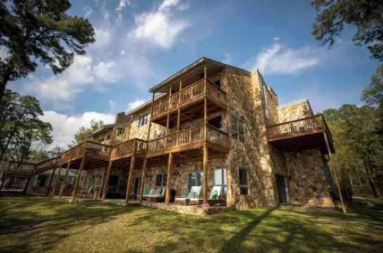 6000 SF Lakehouse with Hot Tub Games Dock and Ramp