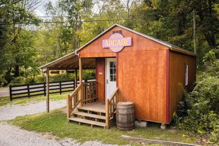 Ridgetop Retreat Cabin at Highland Hideaways - Arcade & Drive-in Theater
