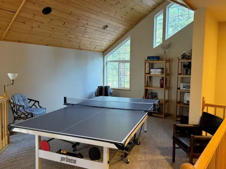 Spacious 3100 sq ft sleeps 10: 4 bd 3 bath Ping Pong Game Rm and jacuzzi bathtub Отели рядом с достопримечательностью «California Historical Landmark 780-6: Transcontinental Railroad in Truckee»