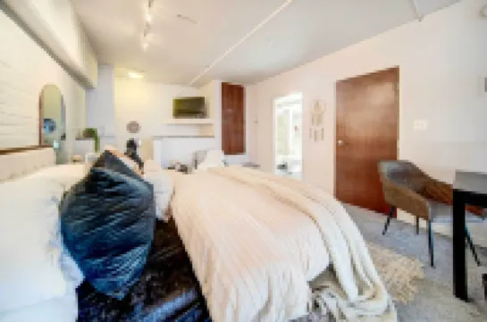 Waterfront Cleveland Apt ~ 1 Mi to Downtown Hotels in 