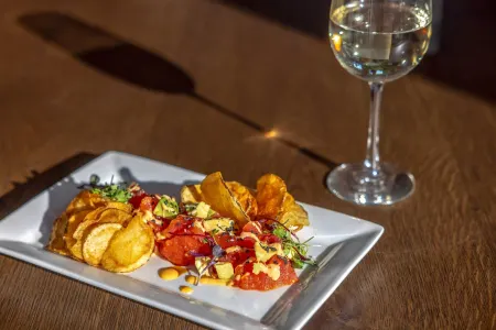 Cambria Hotel Burbank Airport Отели рядом с достопримечательностью «Gordon Biersch Brewery Restaurant»