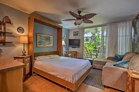 Kailua Studio w/ Pool Access & Garden Views! Отели рядом с достопримечательностью «Hulihe'e Palace»