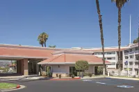 La Quinta Inn & Suites by Wyndham Pomona - Bãi đậu xe