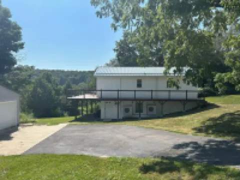 Quiet Retreat, Valley Views, Zoned Heating and Cooling Fire Pit and New Deck!