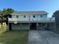 Feeling Frisco - 4-bedroom house in the OBX just steps to the beach.