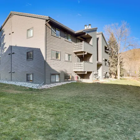 Cozy Avon Condo w/ Grill: Walk to Ski Shuttle