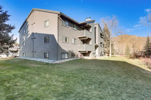 Cozy Avon Condo w/ Grill: Walk to Ski Shuttle - balcony