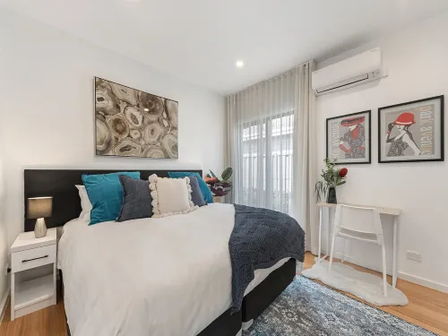 Gorgeous 3-Bed House with Spacious Shared Backyard - Apartments