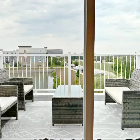 Modern 4BR with Parking - WV rep 4