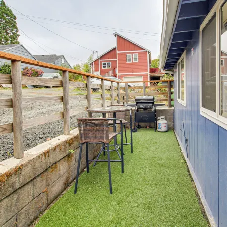 Quaint Coos Bay Escape, 2 Mi to Downtown