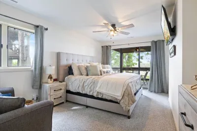 Excellent Family Stay w/ Boat Slip, 2 Pools, Hot Tub, Courts & Arcade Games Margaritaville Lake Resort Lake of the Ozarks 주변 호텔