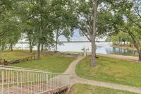Bring Your Boat! Lakefront Home w/ Dock in Grove - 3 estrellas