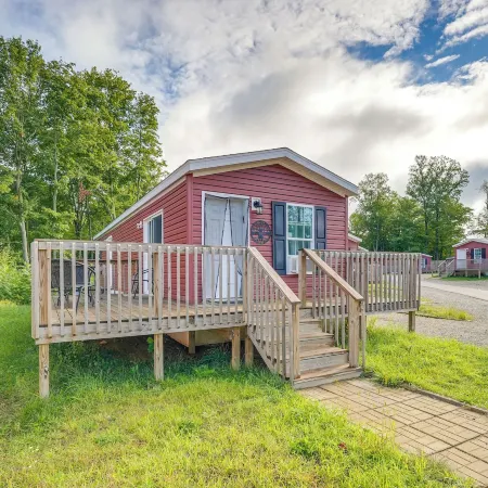 Cozy Cassopolis Cabin, Near Parks and Golfing!