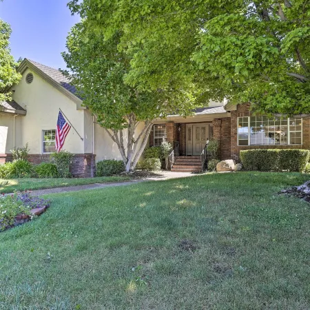 Redding Getaway w/ Hot Tub & Outdoor Kitchen!