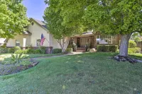 Redding Getaway w/ Hot Tub & Outdoor Kitchen! - Homestays