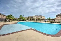 College Station Townhouse w/ Private Patio - Apartments