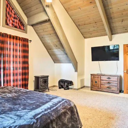 5 Mi to Lake Arrowhead Village: Cabin w/ Game Room