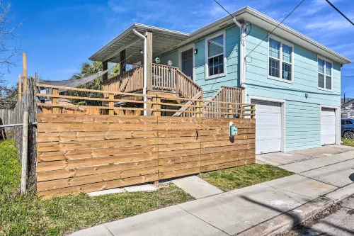 Galveston Retreat w/ Backyard & Patio!